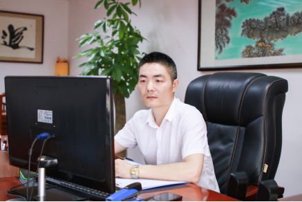 “老板，好樣的，我們永遠(yuǎn)向您看齊！” ——讀益陽日?qǐng)?bào)《諶暢明 把公司做強(qiáng)，把公益做好》有感